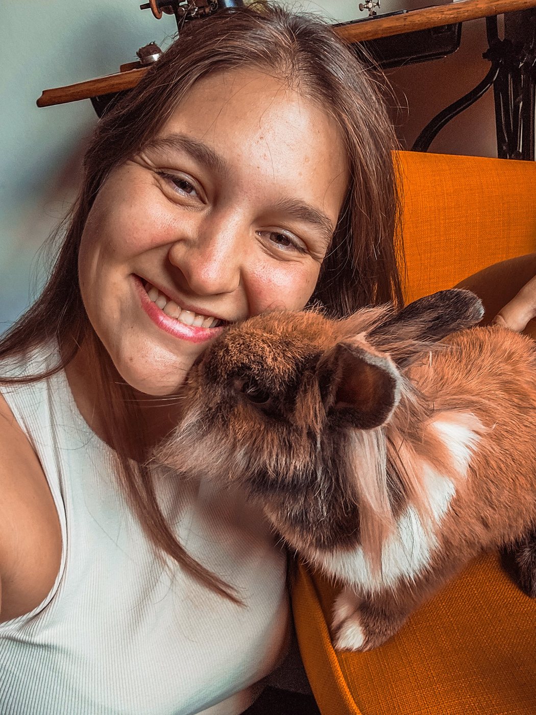 Stien knuffelt met een van haar konijnen